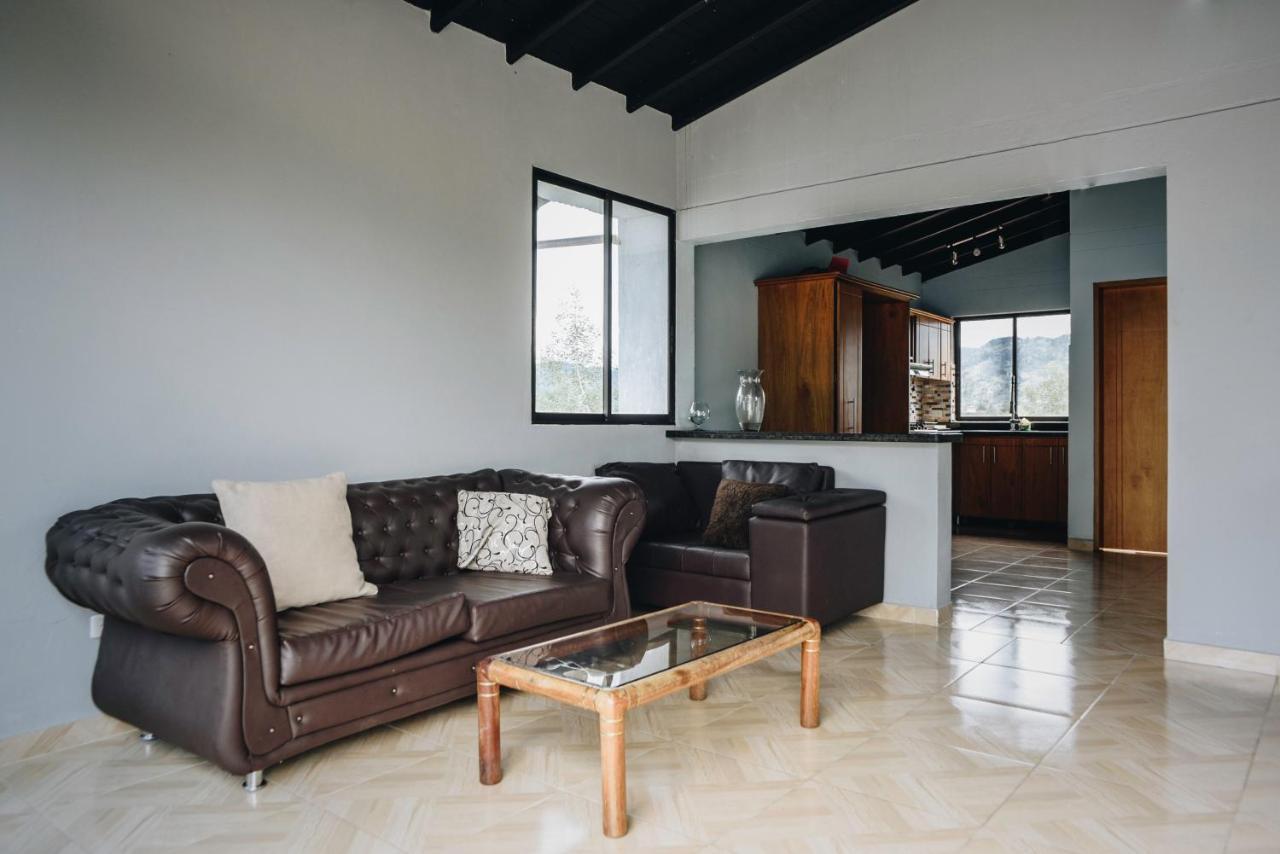 Happy Buddha Hostel & Lodge Guatape Ngoại thất bức ảnh