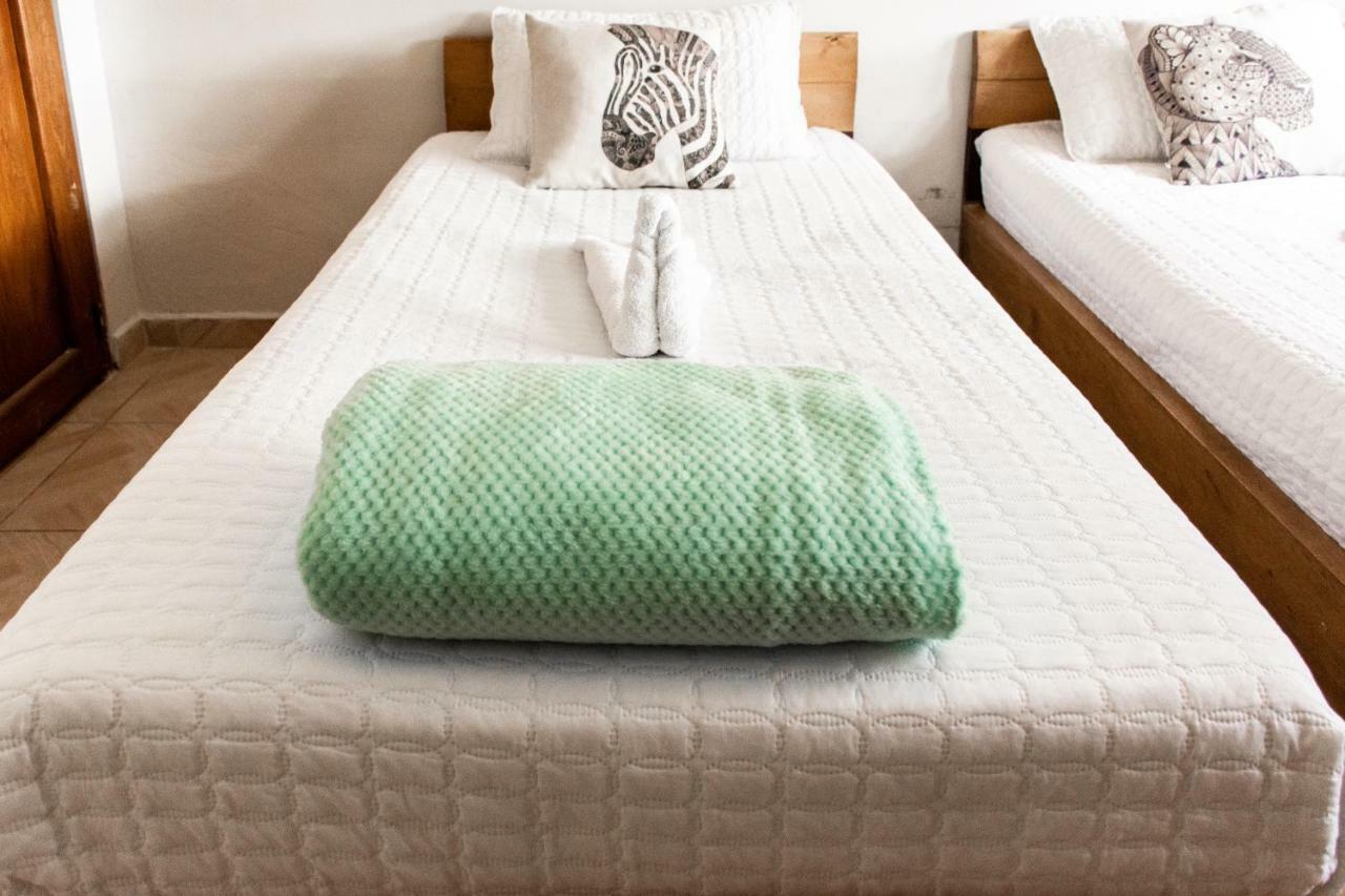 Happy Buddha Hostel & Lodge Guatape Ngoại thất bức ảnh